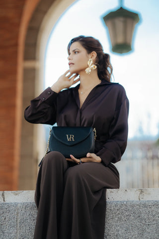 Ana Tavera imagen2 con Bolso Valentina en Negro Noche en mano en la calle — Valentina Rivera Madrid
