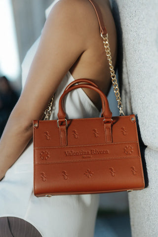 Ana Tavera-  Detalle de acabados del Bolso Carlotta en Terracota — estudio — Valentina Rivera Madrid
