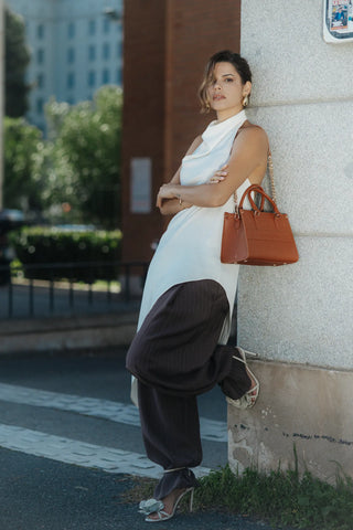 4. Detalle de modelo Ana Tavera con Bolso Carlotta en Terracota al hombro y cadena dorada — Valentina Rivera Madrid
