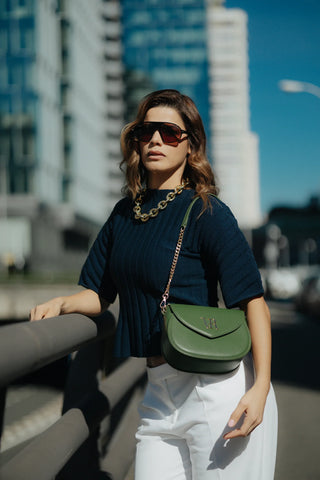 Ana Tavera con Bolso Valentina en Verde Oliva al hombro en la calle — Valentina Rivera Madrid

