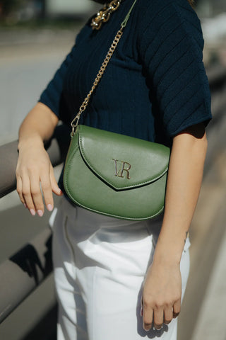 Detalle de Ana Tavera con Bolso Valentina en Verde Oliva al hombro en la calle — Valentina Rivera Madrid
