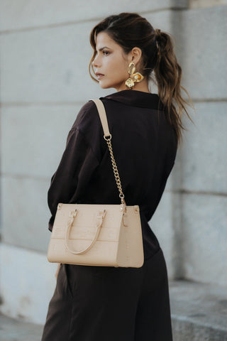 Ana Tavera con bolso Carlotta en Arena al hombro con cadena dorada en la calle — Valentina Rivera Madrid
