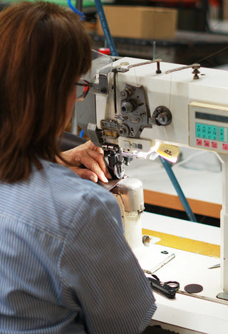 Artesana cosiendo en fábrica de Ubrique de Valentina Rivera Madrid