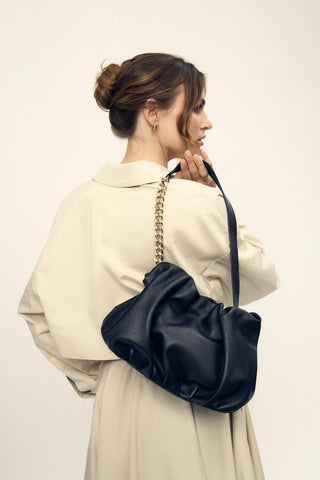 Carmen en Negro | Piel Granulada