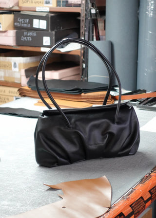 Bolso_Leonor_en_mesa_fabrica_Valentina_Rivera_Madrid