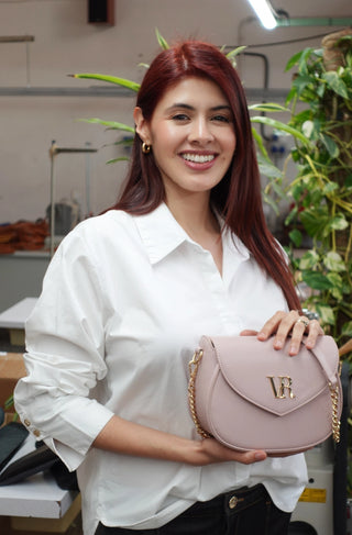 Naela con bolso Valentina en fábrica, de Valentina Rivera Madrid