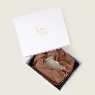 Bolso Carmen camel plano con caja y bolso desde arriba— Valentina Rivera Madrid