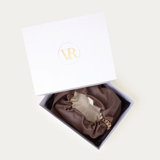 Bolso Carmen chocolate plano en caja de diseño — Valentina Rivera Madrid