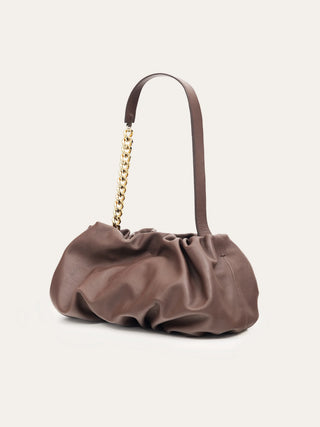 Bolso Carmen chocolate vista lateral cuero fruncido artesanal España — Valentina Rivera Madrid