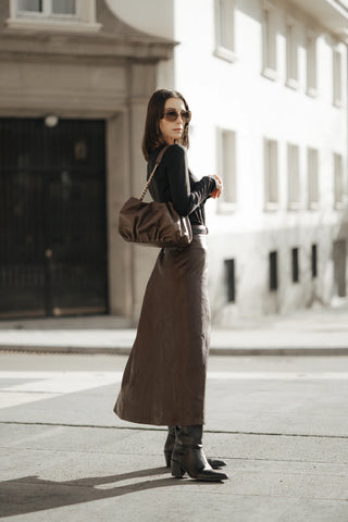 Mujer llevando bolso Carmen chocolate al hombro uso diario — Valentina Rivera Madrid