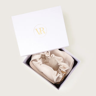 Bolso Carmen marfil plano en caja de diseño — Valentina Rivera Madrid