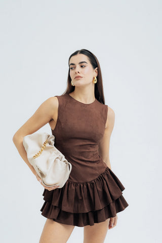 Modelo con el bolso Carmen Marfil en estudio. Valentina Rivera Madrid.