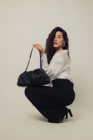 Modelo con el bolso Carmen negro en la mano en estudio. Valentina Rivera Madrid.