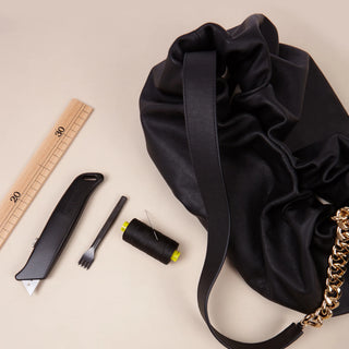 Bolso Carmen negro luz natural piel vacuno española artesanal — Valentina Rivera Madrid