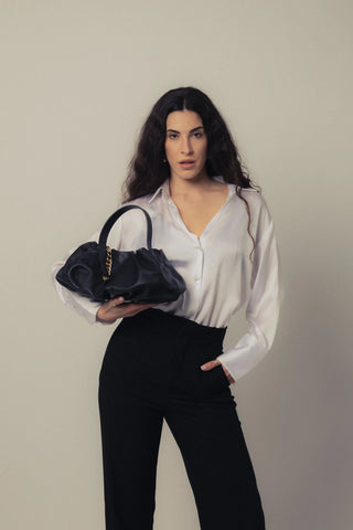 Modelo con el bolso Carmen negro en mano, estudio. Valentina Rivera Madrid.