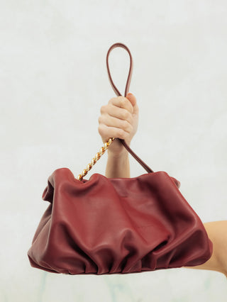 Modelo con el bolso Carmen Burdeos en mano en estudio. Valentina Rivera Madrid.