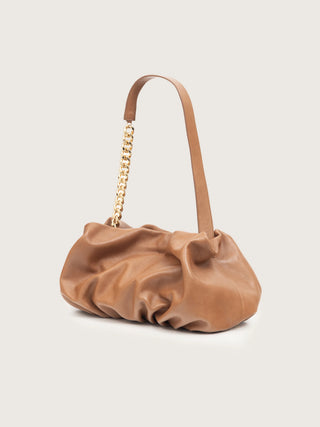 Bolso Carmen camel vista lateral cuero fruncido artesanal — Valentina Rivera Madrid