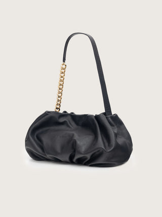 Bolso Carmen negro vista lateral cuero fruncido artesanal España — Valentina Rivera Madrid