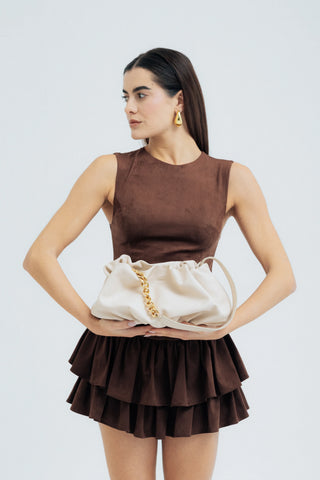 Modelo con el bolso Carmen Marfil en manos estudio. Valentina Rivera Madrid.