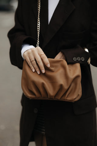 Imagen calle con bolso Mini Carmen Camel colgado de Valentina Rivera Madrid