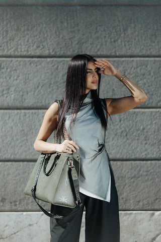 9. Modelo Jeimmy en la calle con el Tote Camila en Verde Bosque al hombro — Valentina Rivera Madrid
