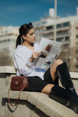 Jeimmy con Bolso Valentina en Marrón Moka apoyado en la calle — Valentina Rivera Madrid
