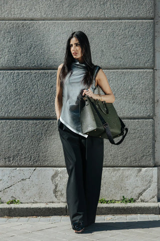 Jeimmy de perfil en la calle con el Tote Camila en Verde Bosque — Valentina Rivera Madrid
