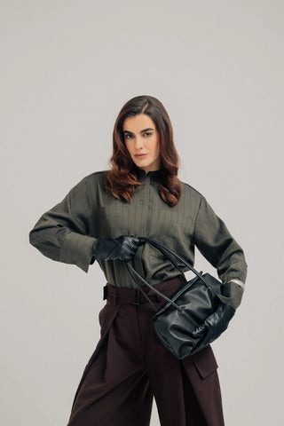 Bolso Leonor Negro en manos, piel vacuno fruncida española — Valentina Rivera Madrid