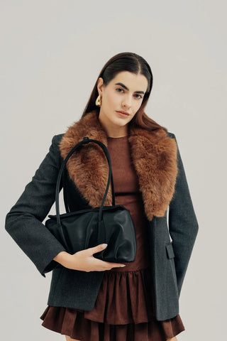 Modelo con el bolso en la mano Leonor Negro en estudio. Valentina Rivera Madrid.