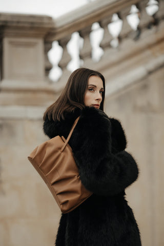 Mujer llevando bolso Leonor Camel al hombro uso diario — Valentina Rivera Madrid