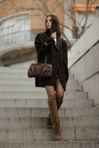 Bolso Leonor chocolate lifestyle en brazo piel artesanal hecha a mano España — Valentina Rivera Madrid