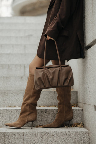 Bolso Leonor chocolate lifestyle piel artesanal hecha a mano España — Valentina Rivera Madrid