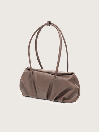 Bolso Leonor Chocolate vista lateral cuero fruncido artesanal España — Valentina Rivera Madrid