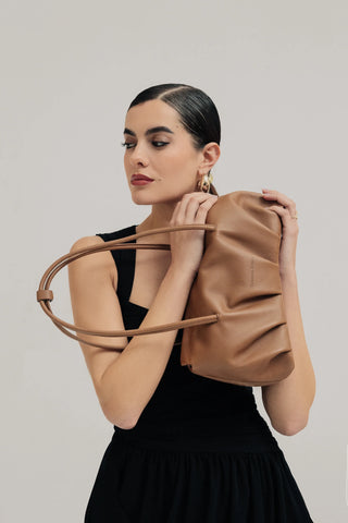 Bolso Leonor Camel, model manos, detalle textura piel vacuno fruncida española — Valentina Rivera Madrid