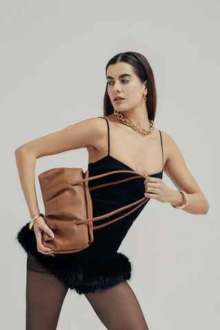 Bolso Leonor Camel en manos, piel vacuno fruncida española — Valentina Rivera Madrid