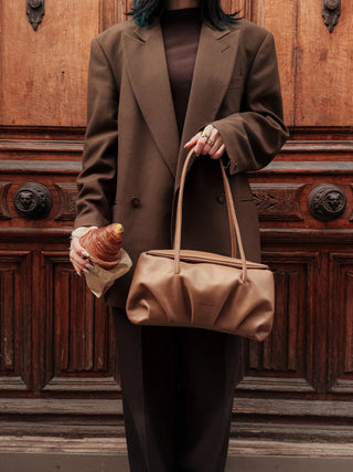 Mujer llevando bolso Leonor Camel en mano uso diario — Valentina Rivera Madrid