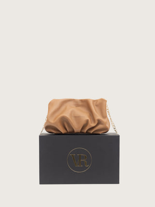 Bolso Mini Carmen camel encima de la caja de diseño,  hecho a mano España — Valentina Rivera Madrid