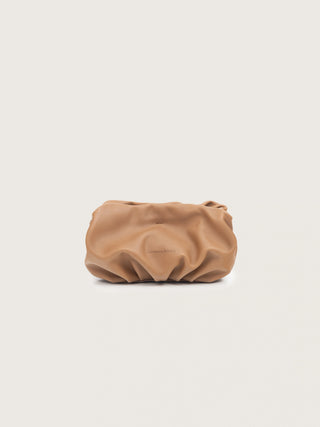 Bolso Mini Carmen en camel — piel de vacuno fruncida hecha a mano en España — Valentina Rivera Madrid