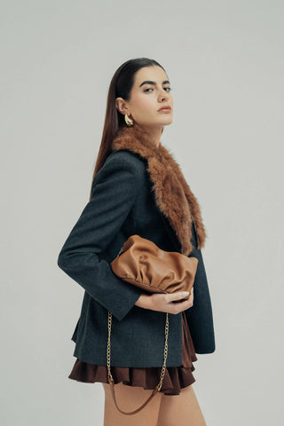 Modelo con el bolso Mini Carmen negro mano en estudio.. Valentina Rivera Madrid.