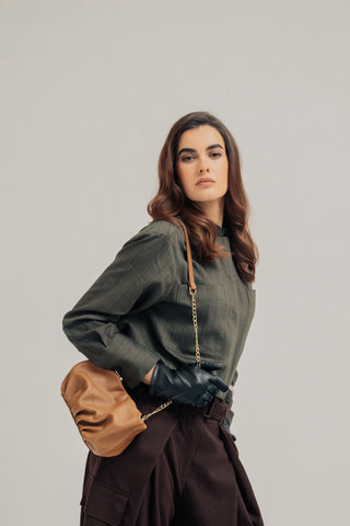 Modelo con el bolso Mini Carmen camel cruzado en estudio. Valentina Rivera Madrid.