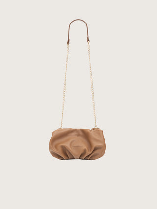 Bolso Carmen camel vista lateral cuero fruncido artesanal España — Valentina Rivera Madrid