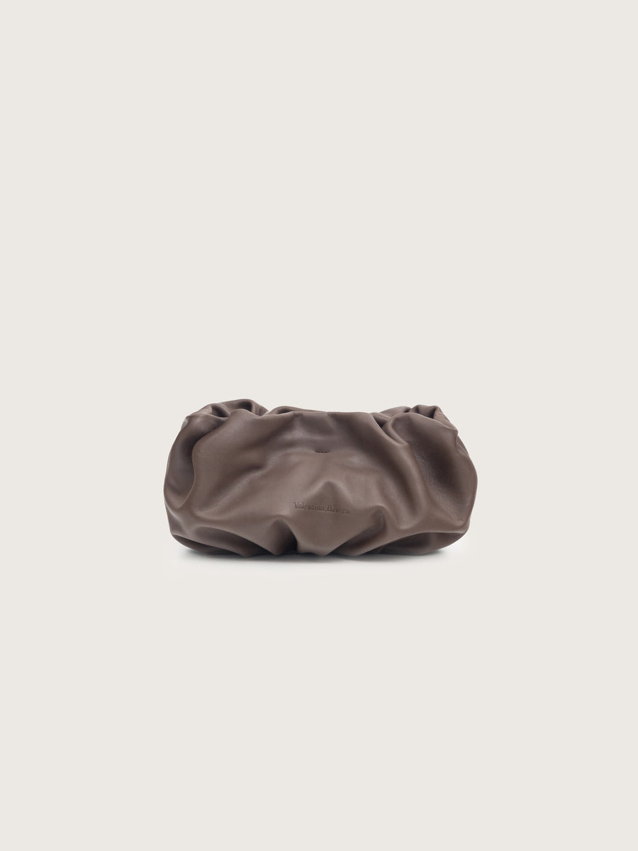 Bolso Mini Carmen chocolate — piel de vacuno fruncida hecha a mano en España — Valentina Rivera Madrid