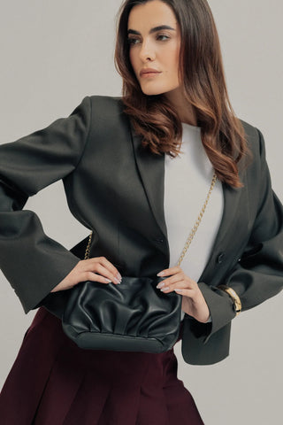 Modelo con el bolso Mini Carmen negro cruzado en estudio. Valentina Rivera Madrid.