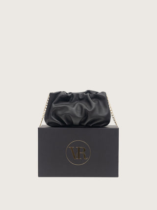 Bolso Mini Carmen negro encima de la caja de diseño,  hecho a mano España — Valentina Rivera Madrid