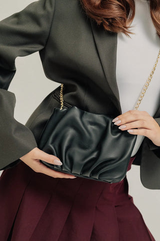 Modelo con el bolso Mini Carmen negro en la mano en estudio. Valentina Rivera Madrid.