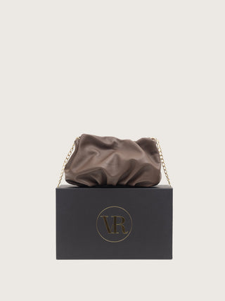 Bolso Mini Carmen chocolate encima de la caja de diseño,  hecho a mano España — Valentina Rivera Madrid
