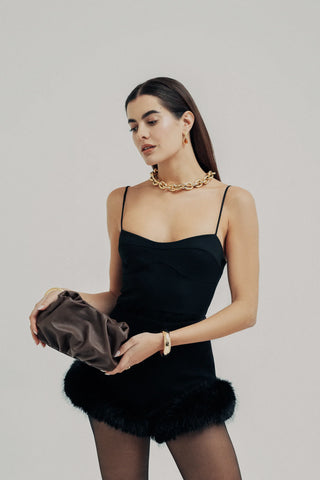 Modelo con el bolso Mini Carmen chocolate en manos en estudio. Valentina Rivera Madrid.