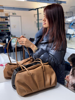 Naela revisando bolsos en fábrica. Valentina Rivera Madrid
