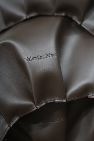 Piel cosida de bolso de Valentina Rivera Madrid con logo